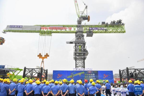 最大起重量720吨塔式起重机在湖南常德下线并交付