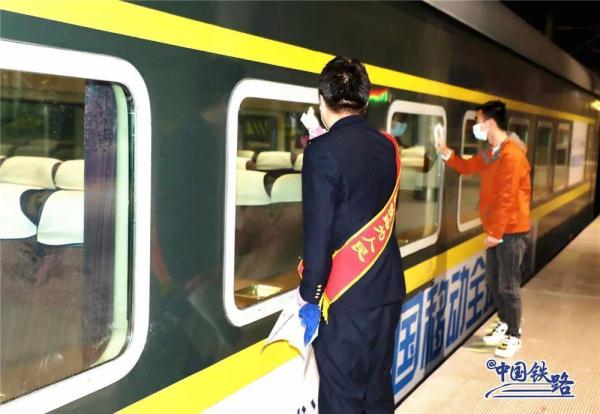 旅客主动帮忙擦玻璃?列车长说出实情…… 旅客主动帮忙擦玻璃?列车长说出实情……