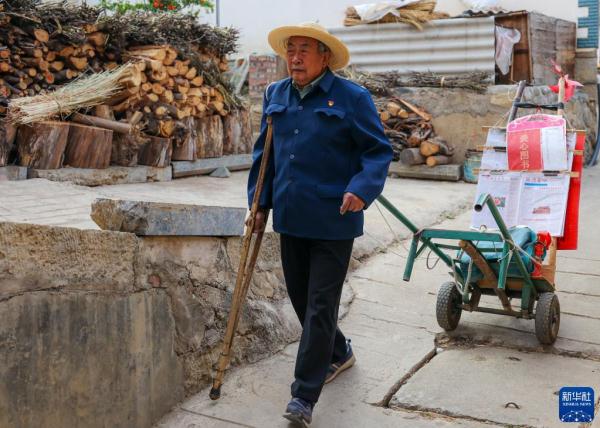 新华全媒丨七旬老人的农村爱心流动书摊