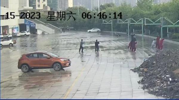 同学摔倒脑袋先着地,少年一个举动成功救命! 同学摔倒脑袋先着地,少年一个举动成功救命!