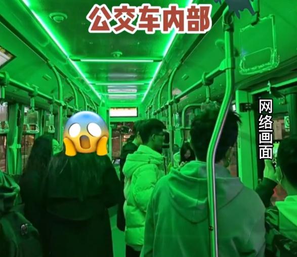 密室逃脱现场！上海一公交车深夜冒绿光