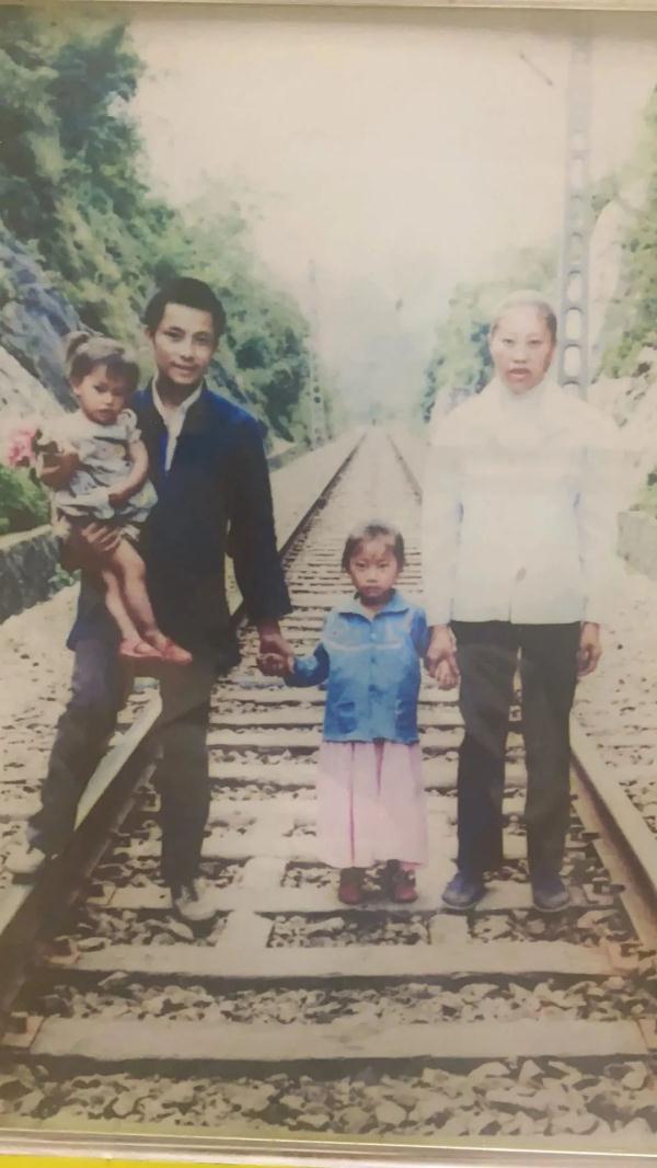 “不单单是我们,她连自己的亲生儿子都卖了” “不单单是我们,她连自己的亲生儿子都卖了”