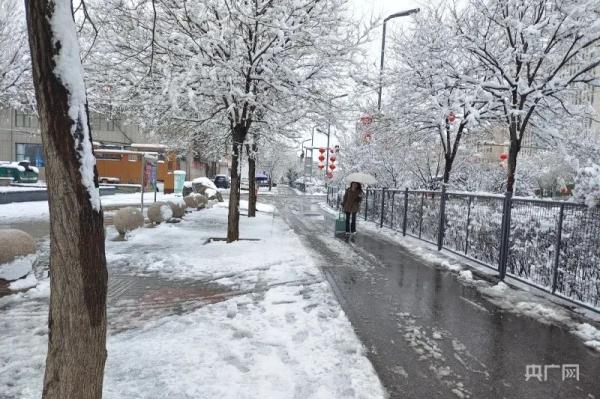山西突降暴雪，多地积雪超20厘米！暴雪黄色预警已拉响！