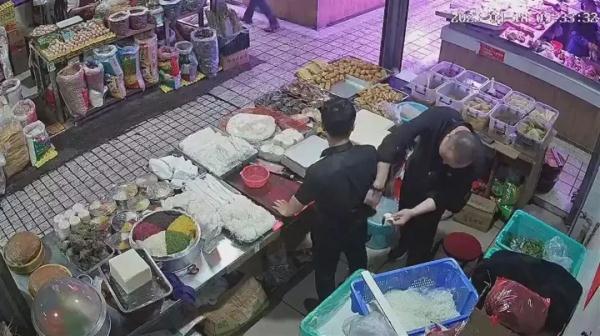 男子被陌生人贴膏药迷晕倒地？官方深夜通报→
