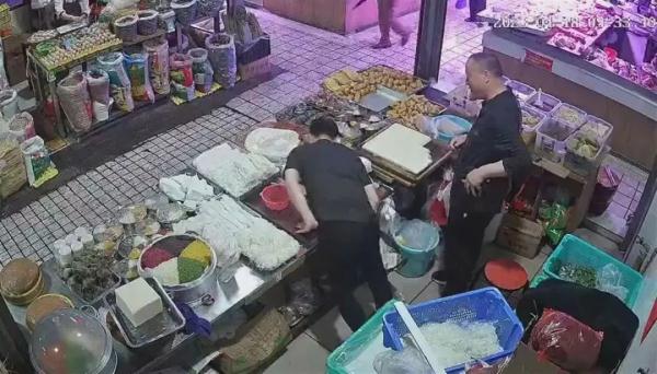 男子被陌生人贴膏药迷晕倒地？官方深夜通报→
