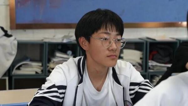 同学摔倒脑袋先着地,少年一个举动成功救命! 同学摔倒脑袋先着地,少年一个举动成功救命!