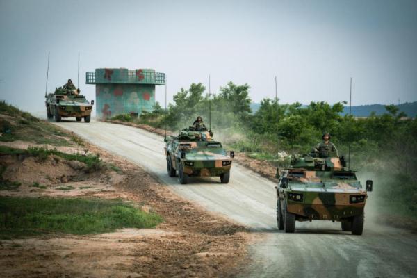 直击空降兵某旅轮式装甲战车强化训练