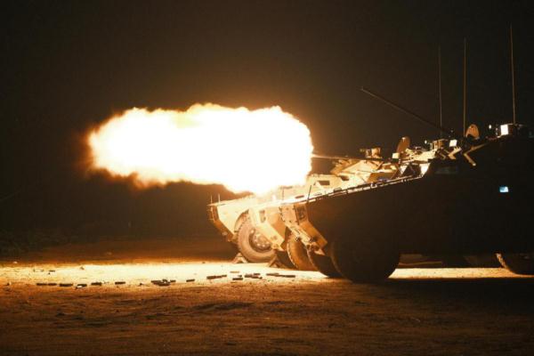 直击空降兵某旅轮式装甲战车强化训练