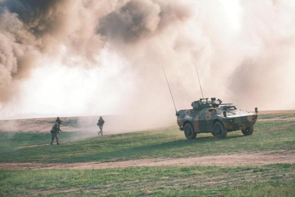 直击空降兵某旅轮式装甲战车强化训练