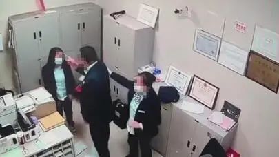 上海邮政打人男职工，迪士尼内抽烟并逼哭员工男子，都拘了！