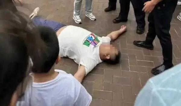 迪士尼吸烟男子被拘，为何让全网“感到舒适”？