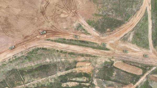 直击空降兵某旅轮式装甲战车强化训练