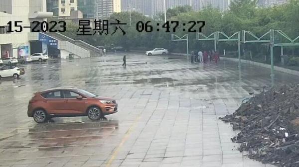 同学摔倒脑袋先着地,少年一个举动成功救命! 同学摔倒脑袋先着地,少年一个举动成功救命!