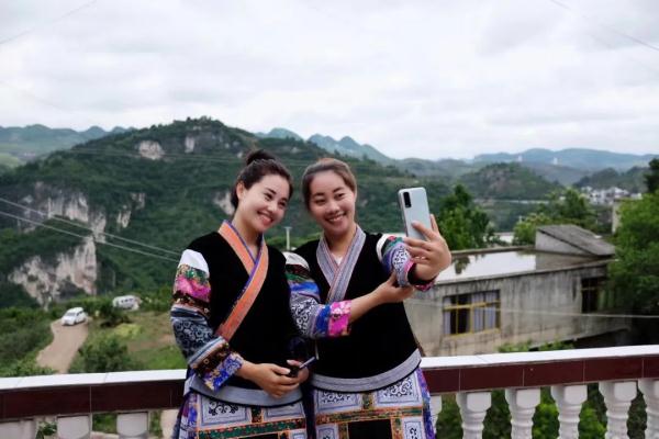 “不单单是我们,她连自己的亲生儿子都卖了” “不单单是我们,她连自己的亲生儿子都卖了”