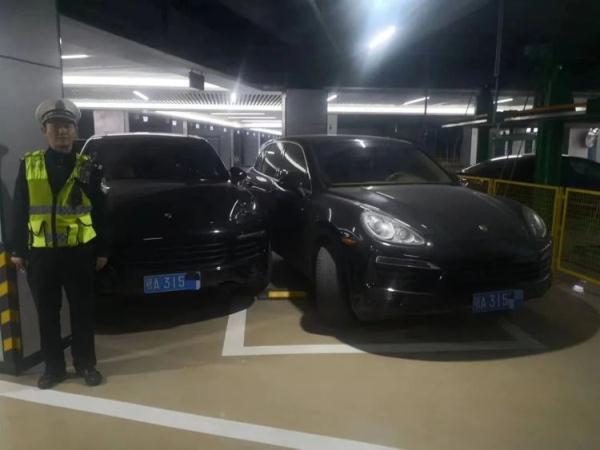 武汉街头现“孪生”车牌,交警一查发现车主是父子! 武汉街头现“孪生”车牌,交警一查发现车主是父子!