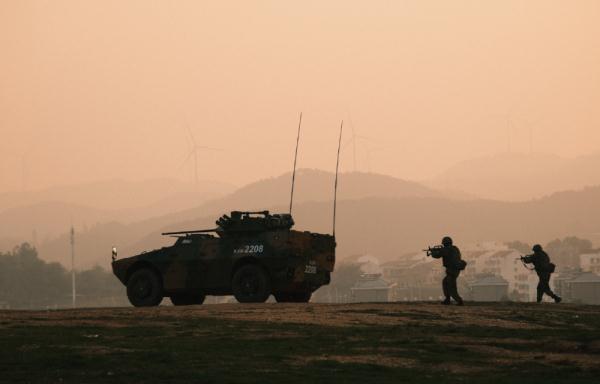 直击空降兵某旅轮式装甲战车强化训练