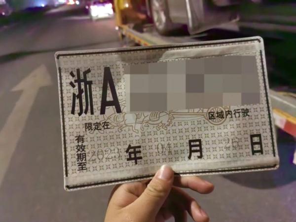街头，一辆正在排队等红灯的小车突然“神走位”，原因竟是……