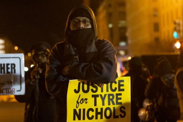 美国黑人少年敲错门后挨枪 嫌疑人不认罪