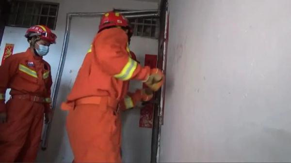 玩具熊“惹祸”？女孩一脚踩空身悬窗外！