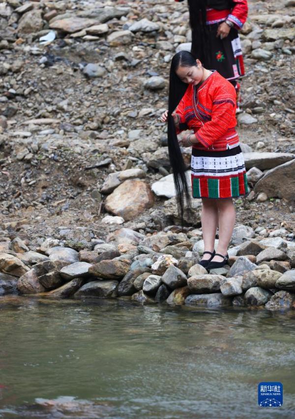 广西龙胜:红瑶“长发节” 欢庆“三月三” 广西龙胜:红瑶“长发节” 欢庆“三月三”