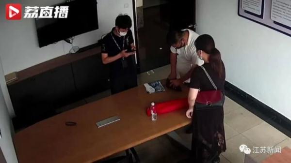 女子到派出所送锦旗,没想到刚进门就被抓! 女子到派出所送锦旗,没想到刚进门就被抓!