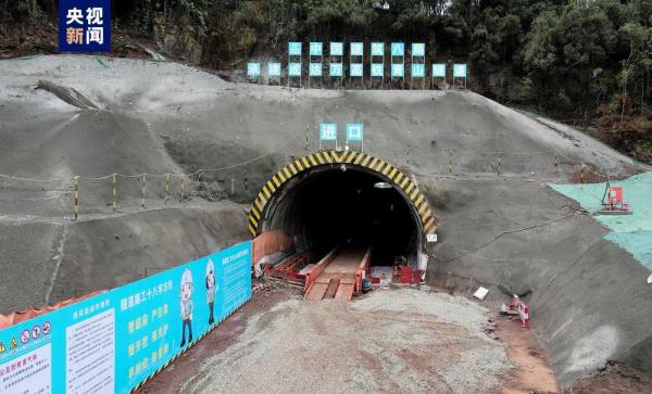 成达万高铁青山隧道今日顺利贯通 成达万高铁青山隧道今日顺利贯通