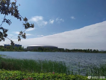 成都天空现“阴阳云”