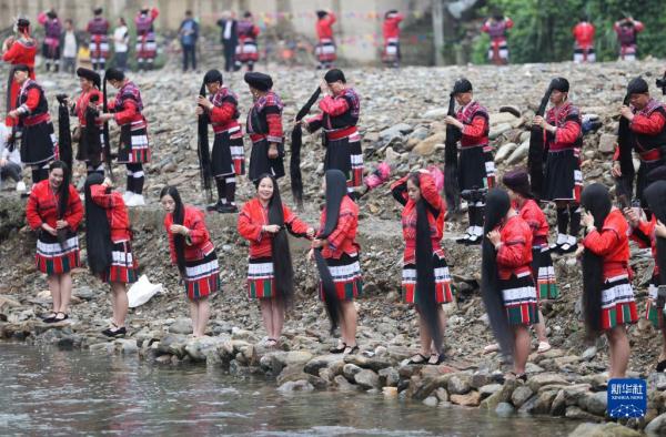 广西龙胜:红瑶“长发节” 欢庆“三月三” 广西龙胜:红瑶“长发节” 欢庆“三月三”