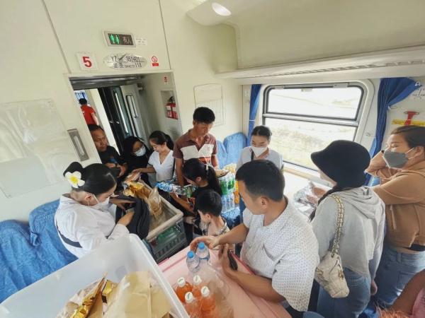 在老挝坐火车通勤，是什么体验？