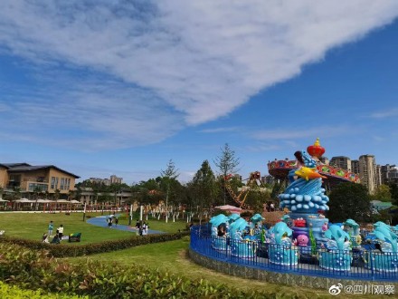 成都天空现“阴阳云”