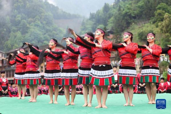 广西龙胜:红瑶“长发节” 欢庆“三月三” 广西龙胜:红瑶“长发节” 欢庆“三月三”