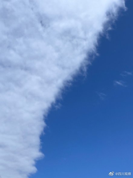 成都天空现“阴阳云”