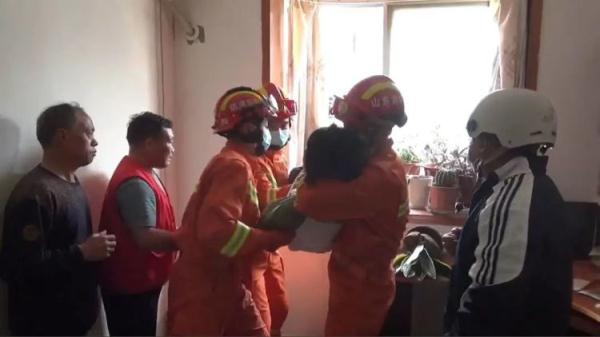 玩具熊“惹祸”？女孩一脚踩空身悬窗外！