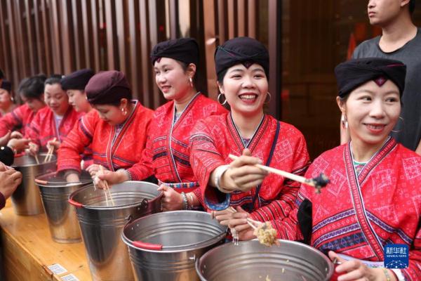 广西龙胜:红瑶“长发节” 欢庆“三月三” 广西龙胜:红瑶“长发节” 欢庆“三月三”