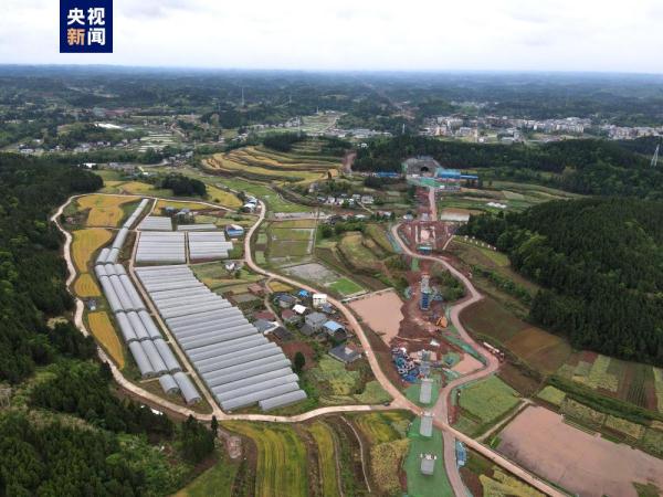 成达万高铁青山隧道今日顺利贯通 成达万高铁青山隧道今日顺利贯通