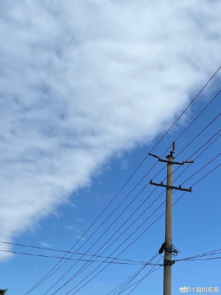 成都天空现“阴阳云”