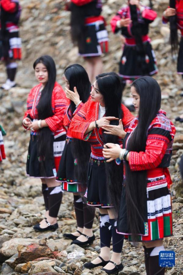 广西龙胜:红瑶“长发节” 欢庆“三月三” 广西龙胜:红瑶“长发节” 欢庆“三月三”