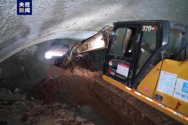 成达万高铁青山隧道今日顺利贯通 成达万高铁青山隧道今日顺利贯通