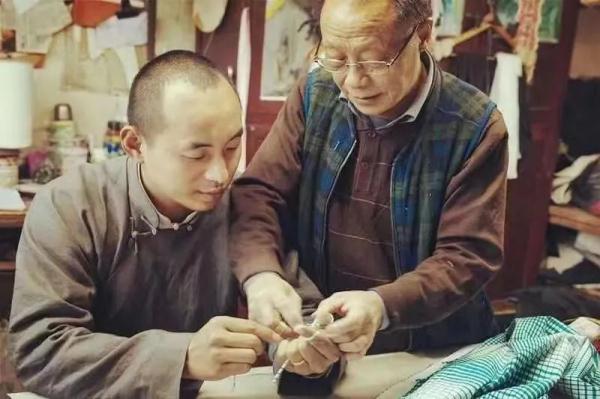 “唤醒”古董旗袍 “唤醒”古董旗袍