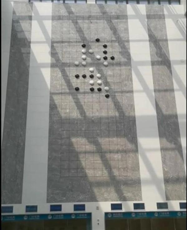 医院墙上出现神秘棋局?网友:寓意太妙 医院墙上出现神秘棋局?网友:寓意太妙