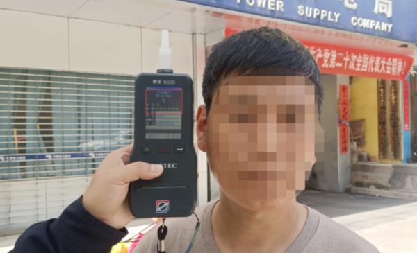 9岁男孩在闹市玩滑轮，被弹飞8米，是谁害了他？