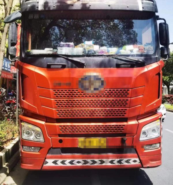 9岁男孩在闹市玩滑轮，被弹飞8米，是谁害了他？