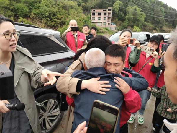 湖南聋哑男子走失33年后回家！父亲摸了摸他儿时留在额上的伤疤