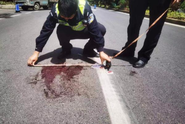 9岁男孩在闹市玩滑轮，被弹飞8米，是谁害了他？