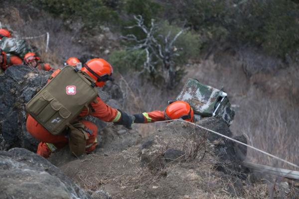 四川森林消防正全力扑救稻城、盐源两地森林火灾