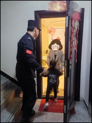 超强反差萌 当“特警奶爸”“捡到”一枚4岁萌娃 超强反差萌 当“特警奶爸”“捡到”一枚4岁萌娃