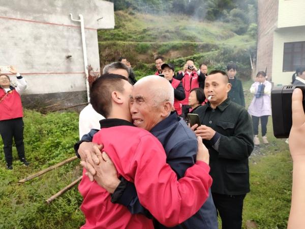 湖南聋哑男子走失33年后回家！父亲摸了摸他儿时留在额上的伤疤