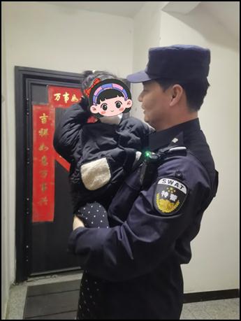 超强反差萌 当“特警奶爸”“捡到”一枚4岁萌娃 超强反差萌 当“特警奶爸”“捡到”一枚4岁萌娃