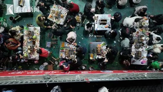 淄博烧烤小饼遭疯抢 老板忙到暴瘦20斤 淄博烧烤小饼遭疯抢 老板忙到暴瘦20斤