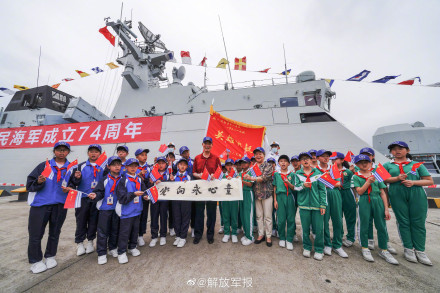 “八一勋章”获得者麦贤得再登军舰！共同见证人民海军发展